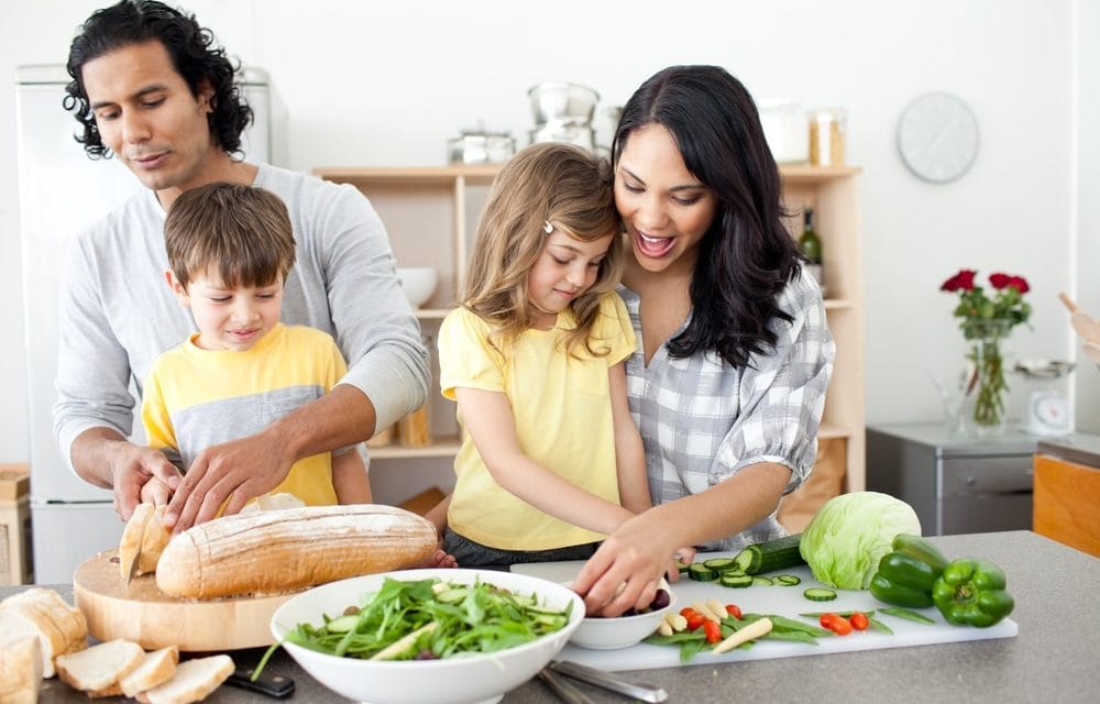 9 hábitos simples de alimentação que tornarão sua família mais saudável