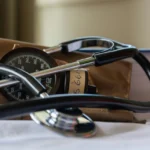 Coleta Domiciliar Care Plus: exames Fleury e Alta no conforto da sua casa