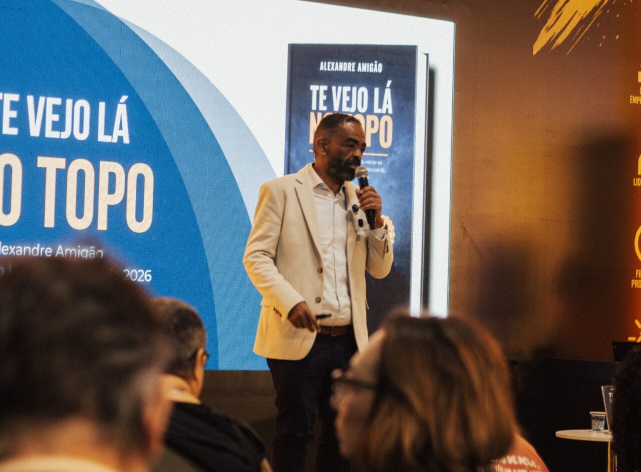 o-impacto-do-livro-te-vejo-lá-no-topo-na-Bienal-e-o-convite-para-reescrever-sua-história