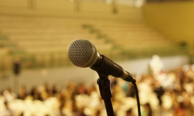 Alexandre Amigão, CEO da Amigão Saúde Corretora de Seguros, palestra sobre superação e empreendedorismo em evento beneficente
